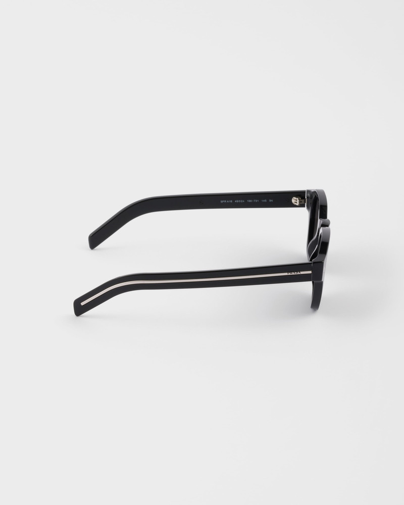 Sunglasses with the iconic metal plaque 4