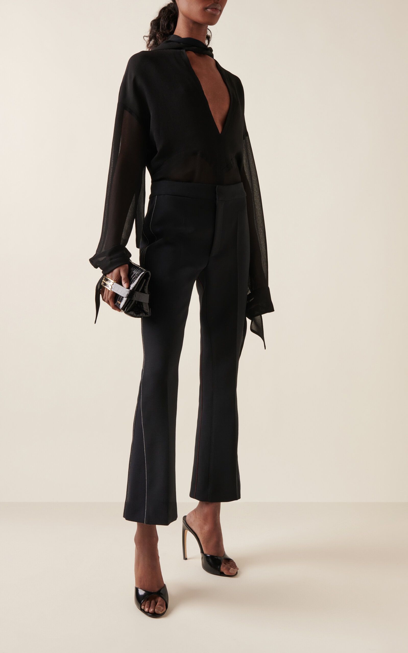 パンツ VICTORIA BECKHAM CROPPED BLACK TROUSERS IN WOOL BLEND Victoria Beckham Cuts a Lean Figure in the New Cropped