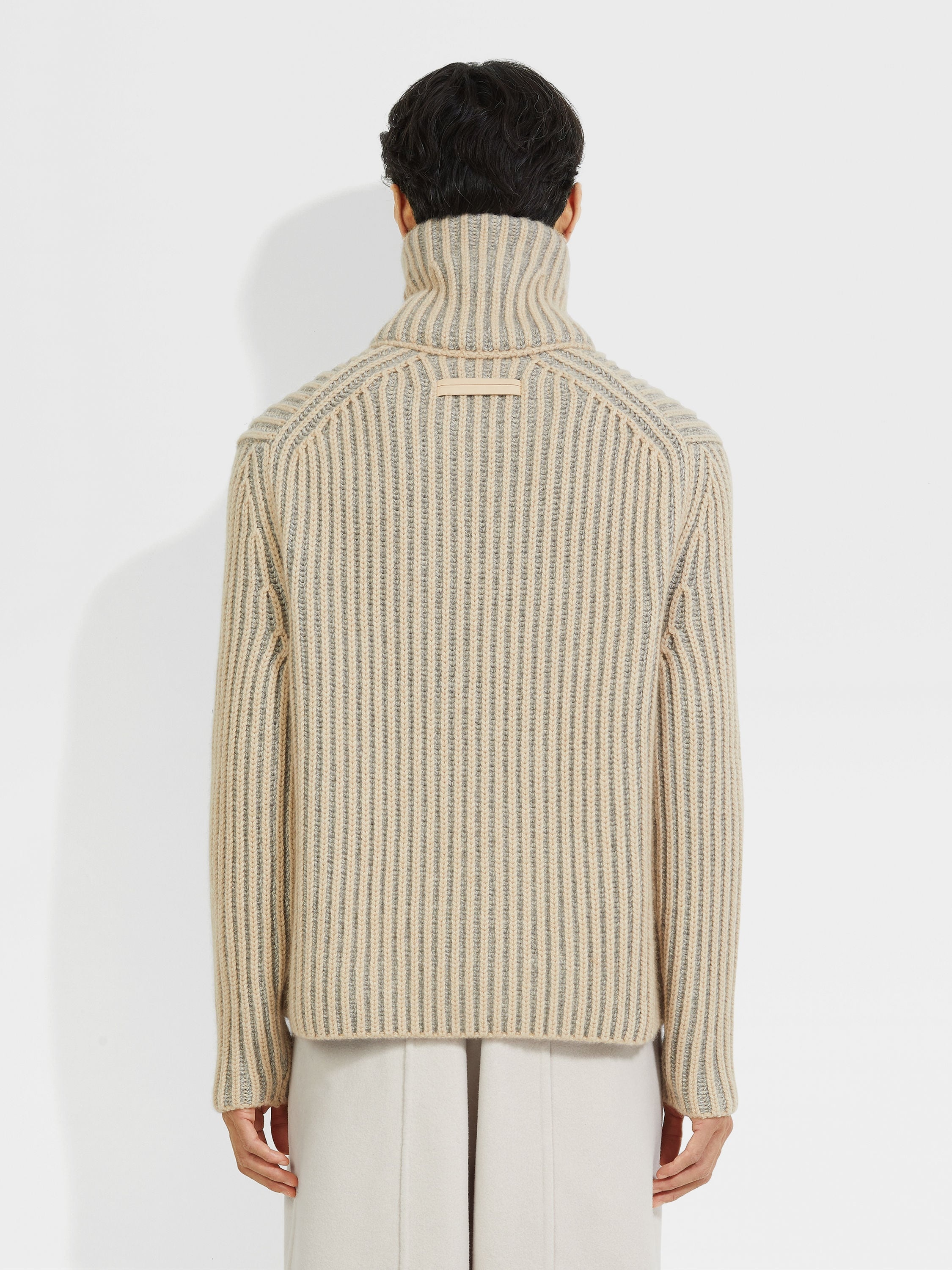 LIGHT BEIGE AND GREY OASI CASHMERE TURTLENECK - 5