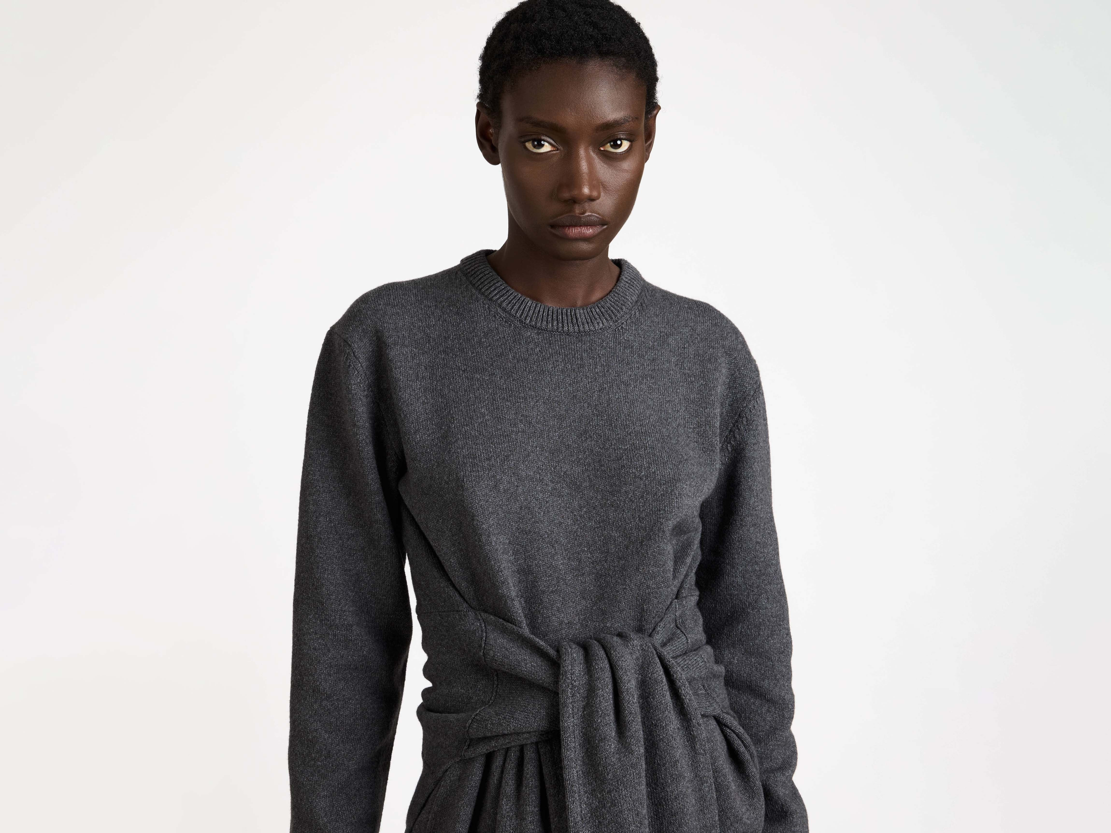 SLEEVE-TIE WAISTED JUMPER IN CHARCOAL MELANGE - 6