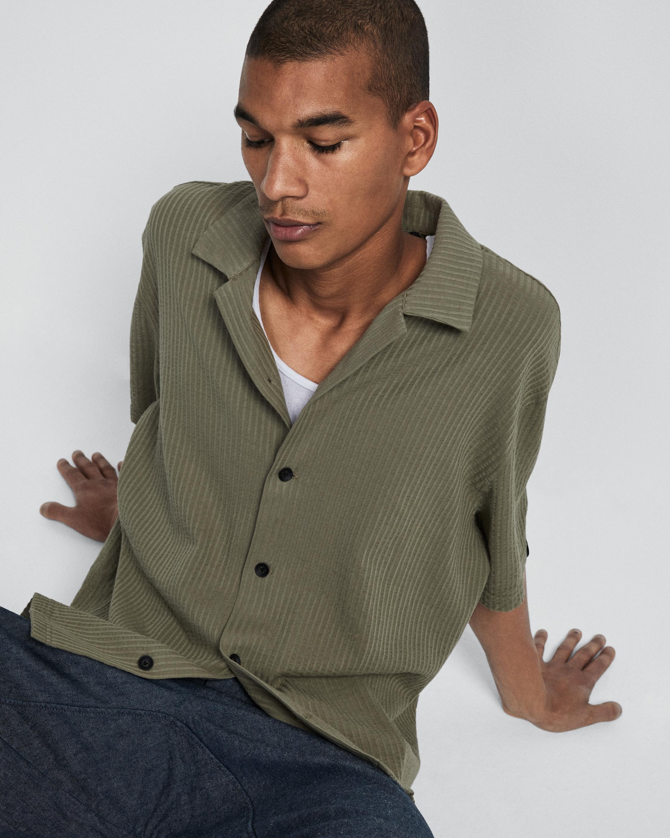 Avery Knit Seersucker Shirt
Classic Fit Shirt - 6