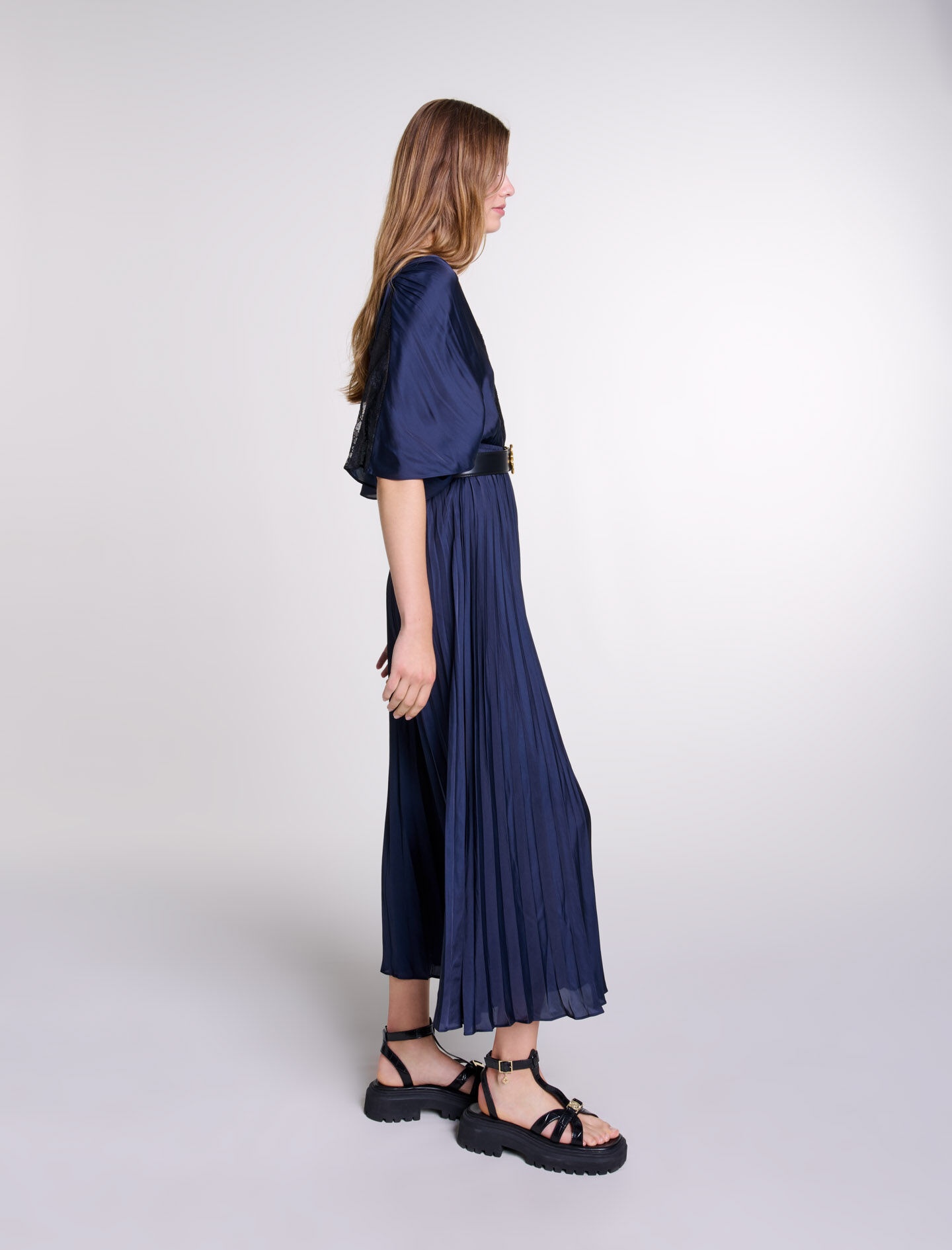 Pleated maxi dress with lace - 3