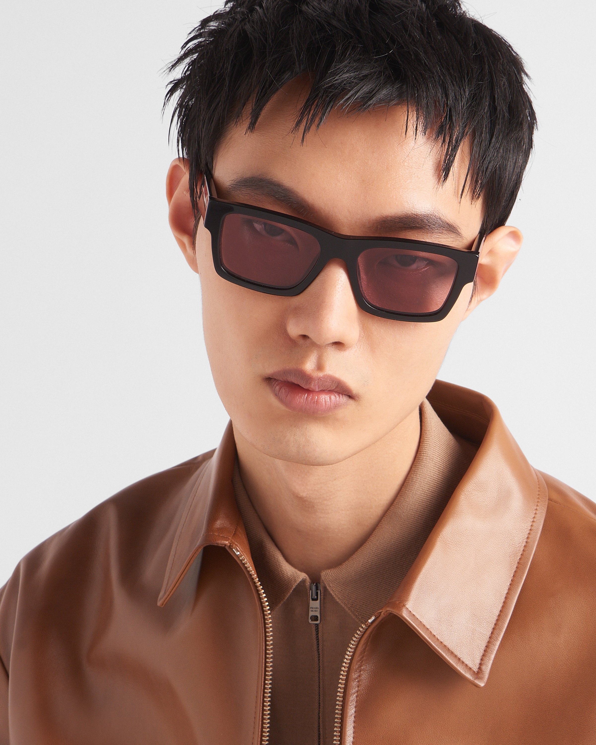Sunglasses with iconic metal plaque - 6