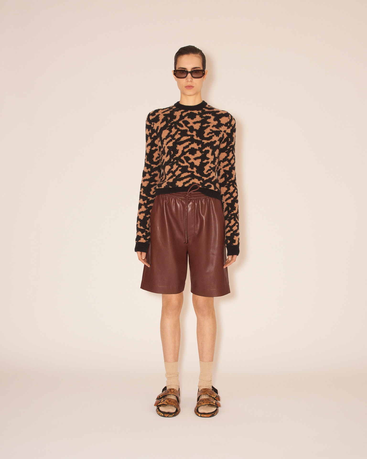 MUNIRA - Karate silouette OKOBOR™ alt-leather shorts - Hay - 4