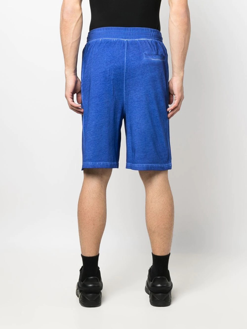 debossed-logo elasticated-waist Bermuda shorts - 4
