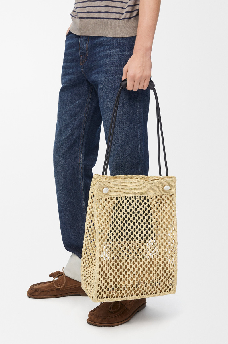 Loewe Pebble hobo in raffia outlook