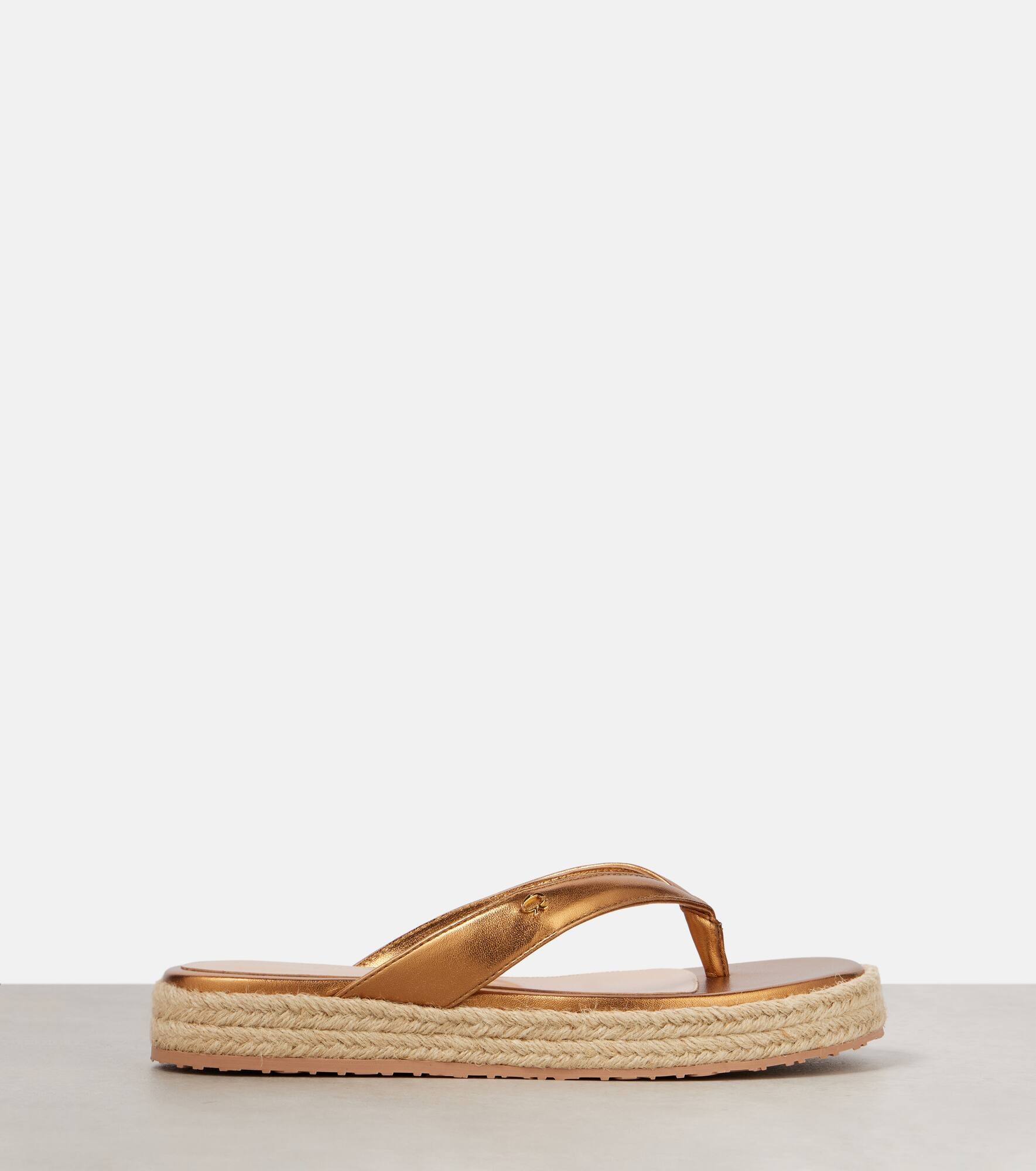 Metallic leather thong sandals - 4