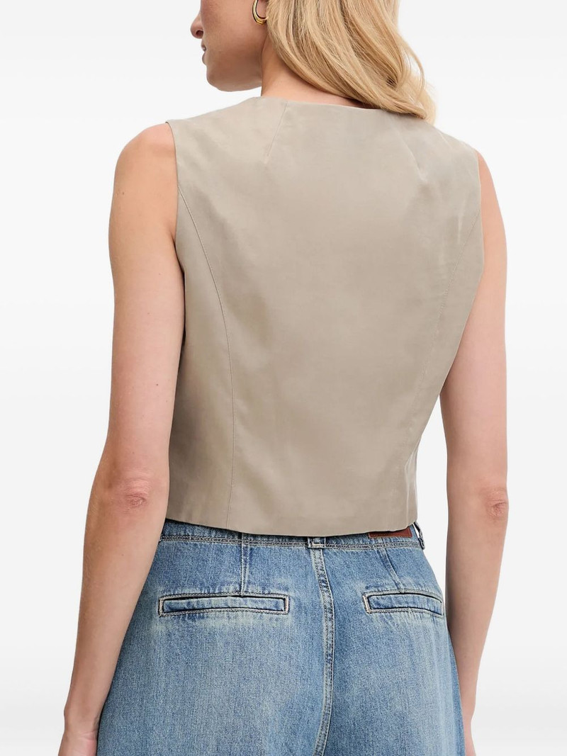 button-fastening sleeveless vest 3