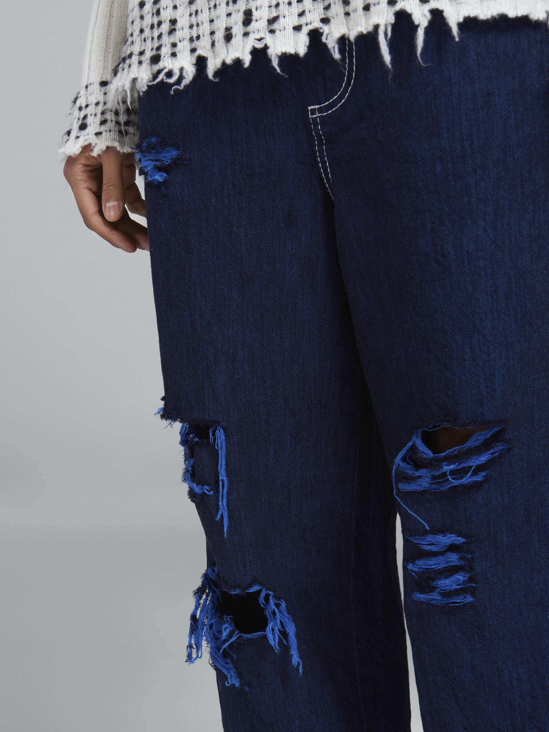 CROPPED DENIM PANTS WITH RIPS - 4