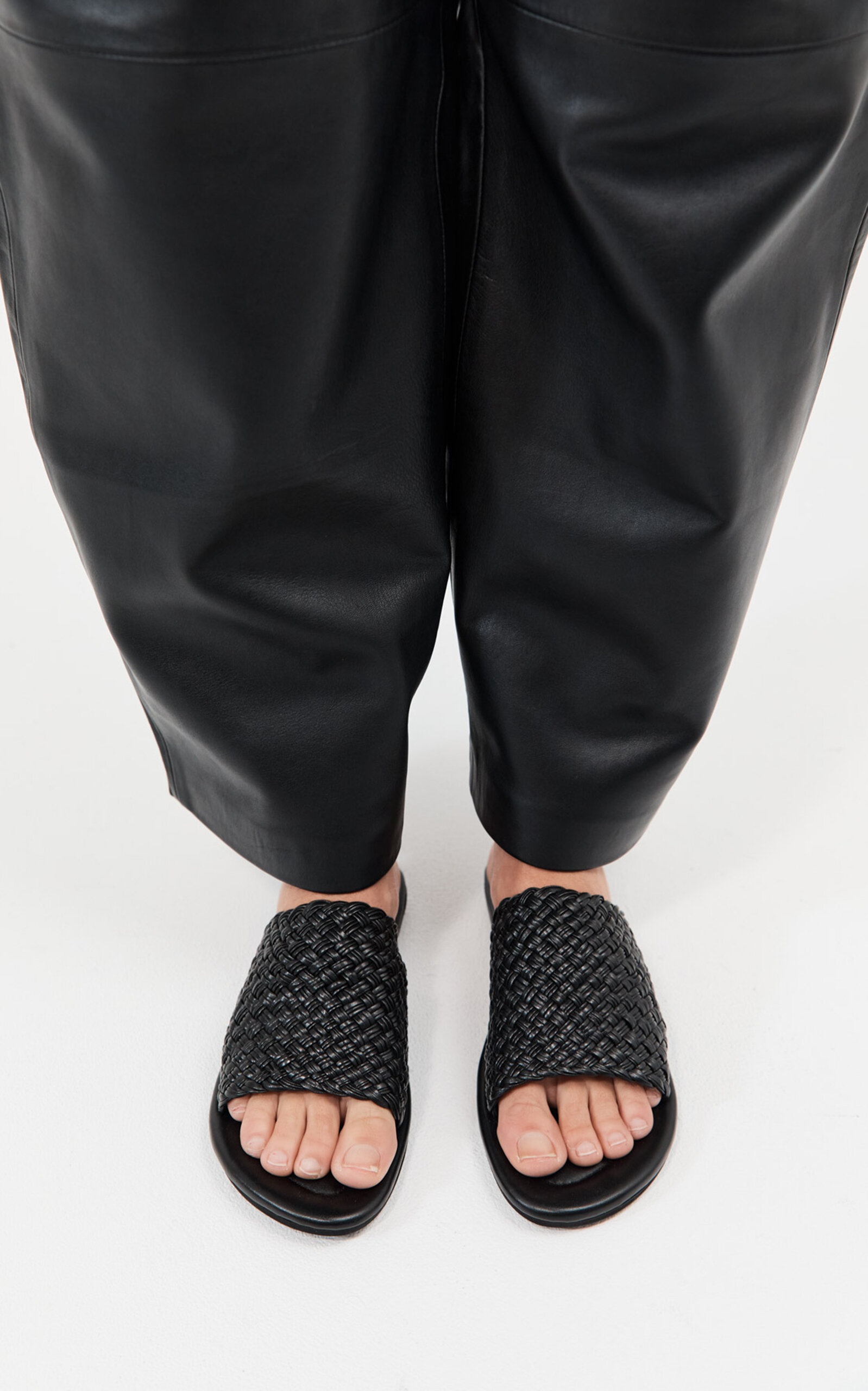 ST. AGNI Woven Leather Minimal Slides black | REVERSIBLE