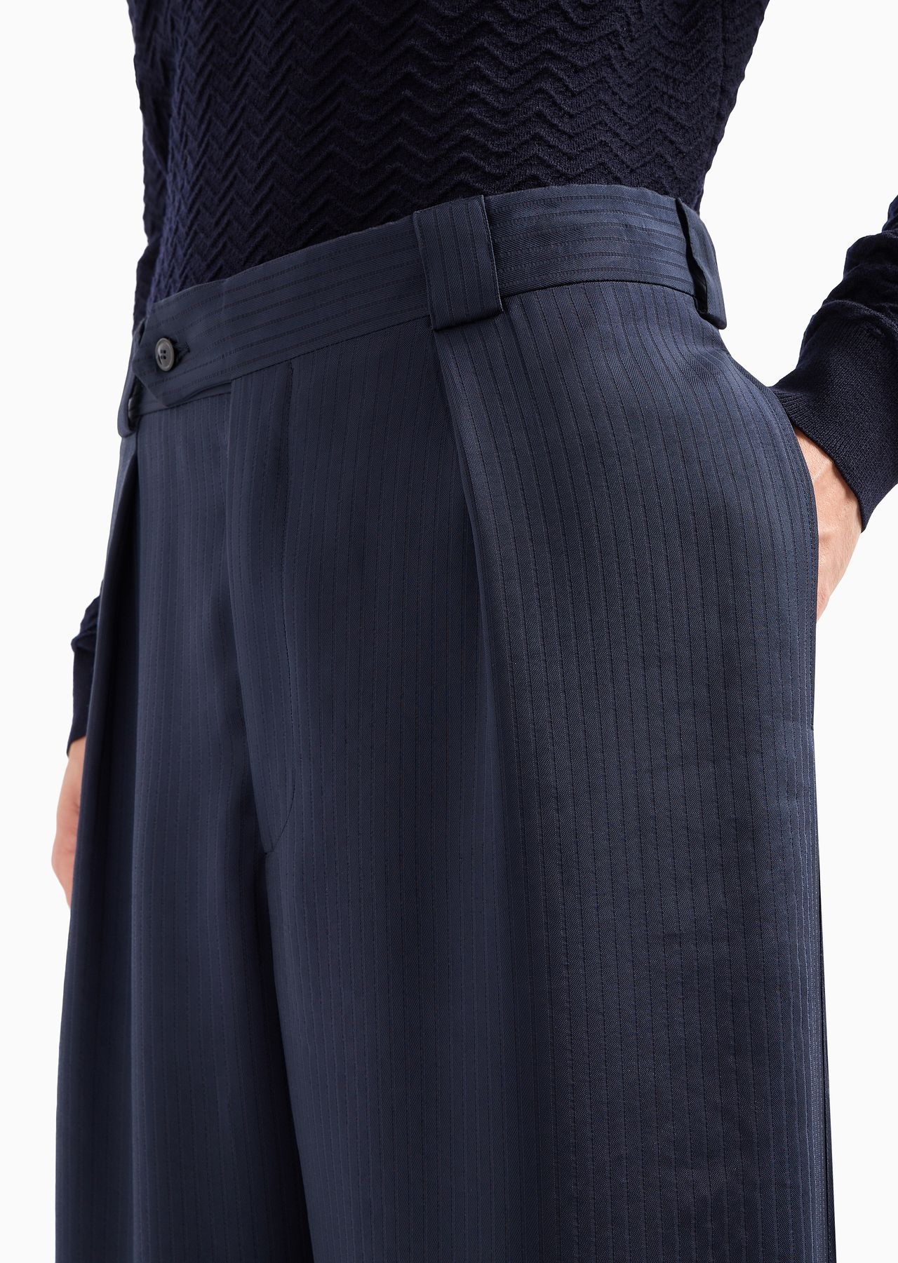 Single-pleat pinstriped cupro and silk trousers - 6