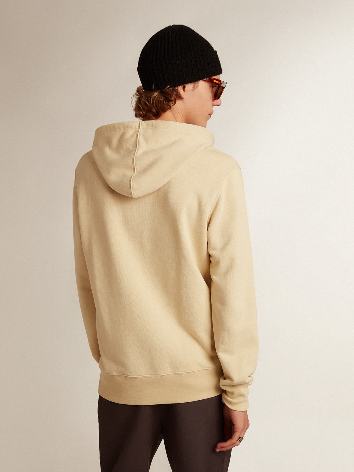 Marzipan-colored sweatshirt with lettering on the front - 5