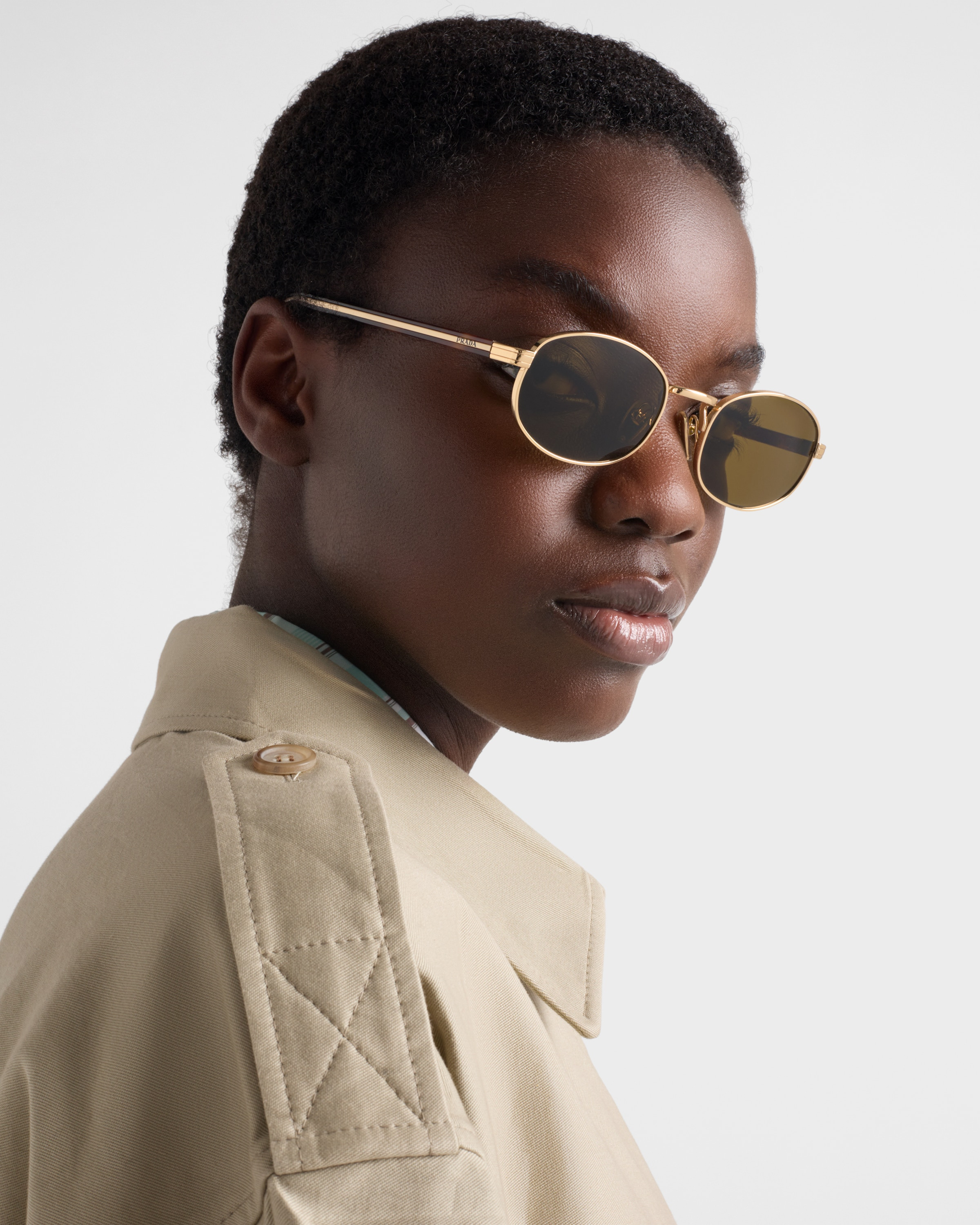Sunglasses with the iconic metal plaque - 2