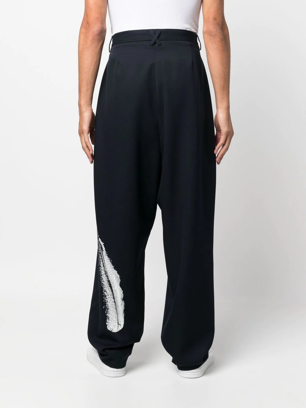 feather print wide-leg tailored trousers - 4