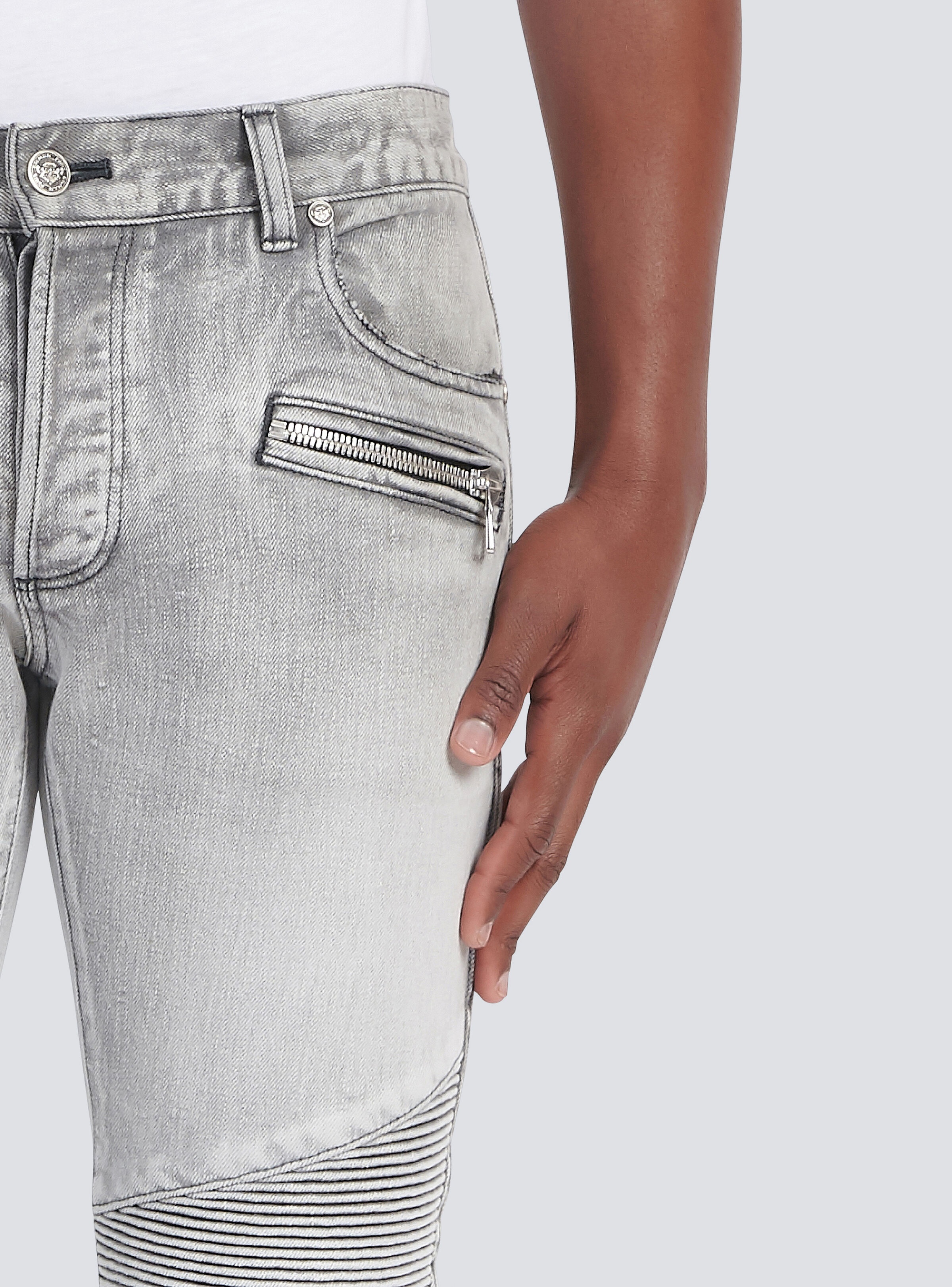 Slim cut faded and ridged light gray cotton jeans with Balmain monogram on hem - 8