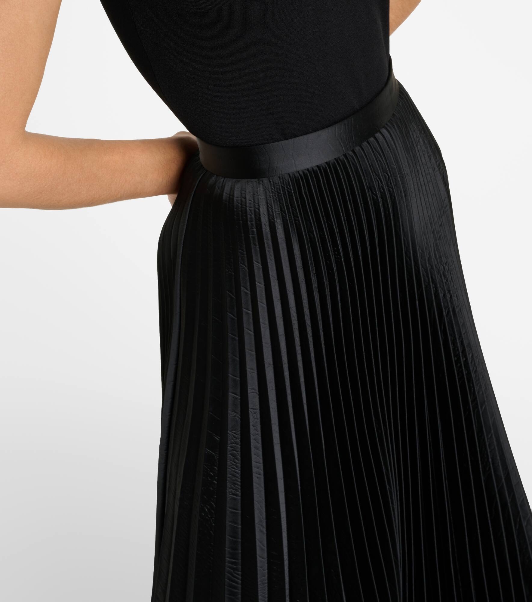 Pleated croc-effect satin midi skirt - 4