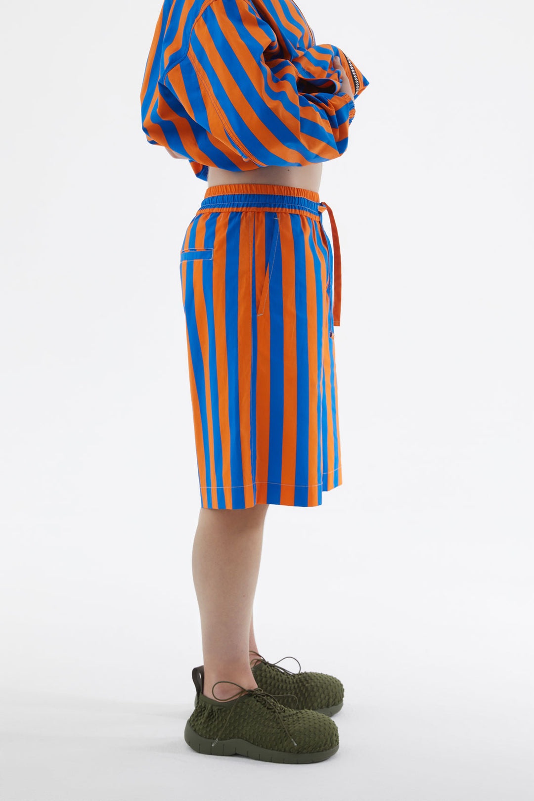 SHORT ELASTIC PANTS WITH ORANGE & AZURE STRIPES - 3