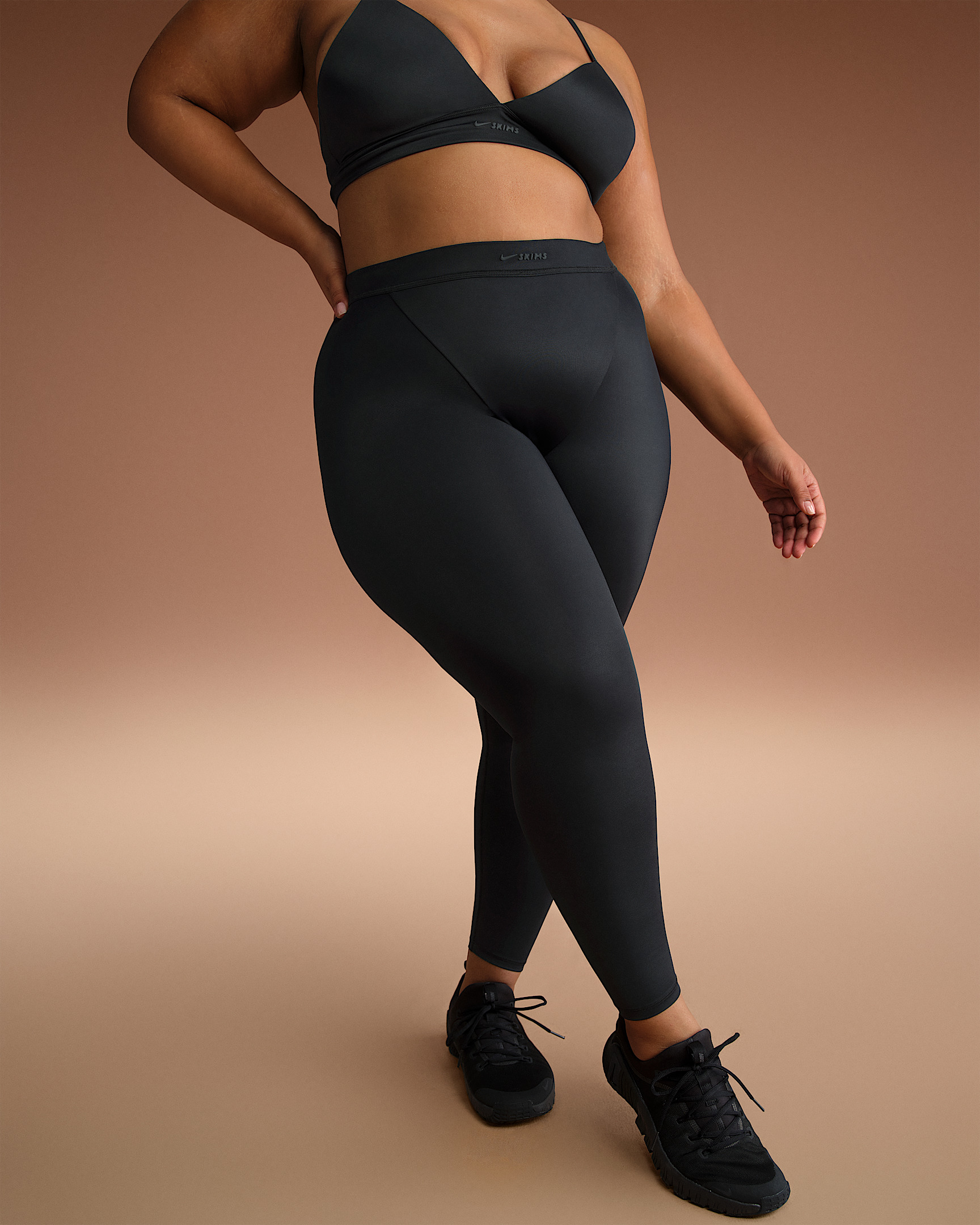 NikeSKIMS Shine Women's High-Waisted V-Panel 26" Leggings - 7