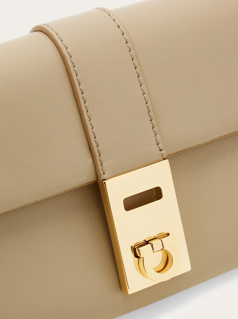 Hug wallet with chain 5