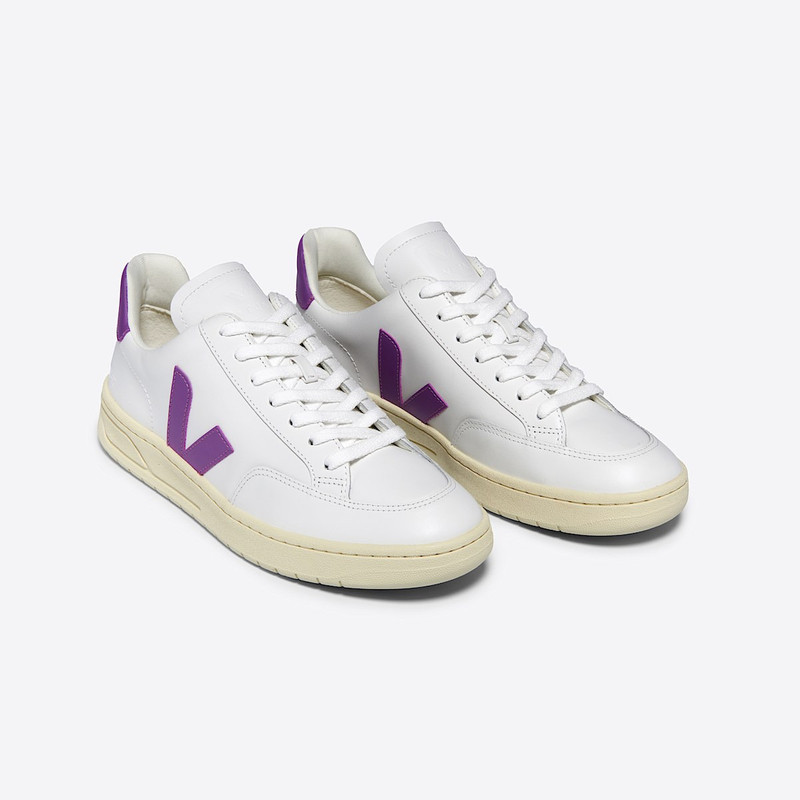 VEJA V-12 LEATHER WHITE COSMOS outlook