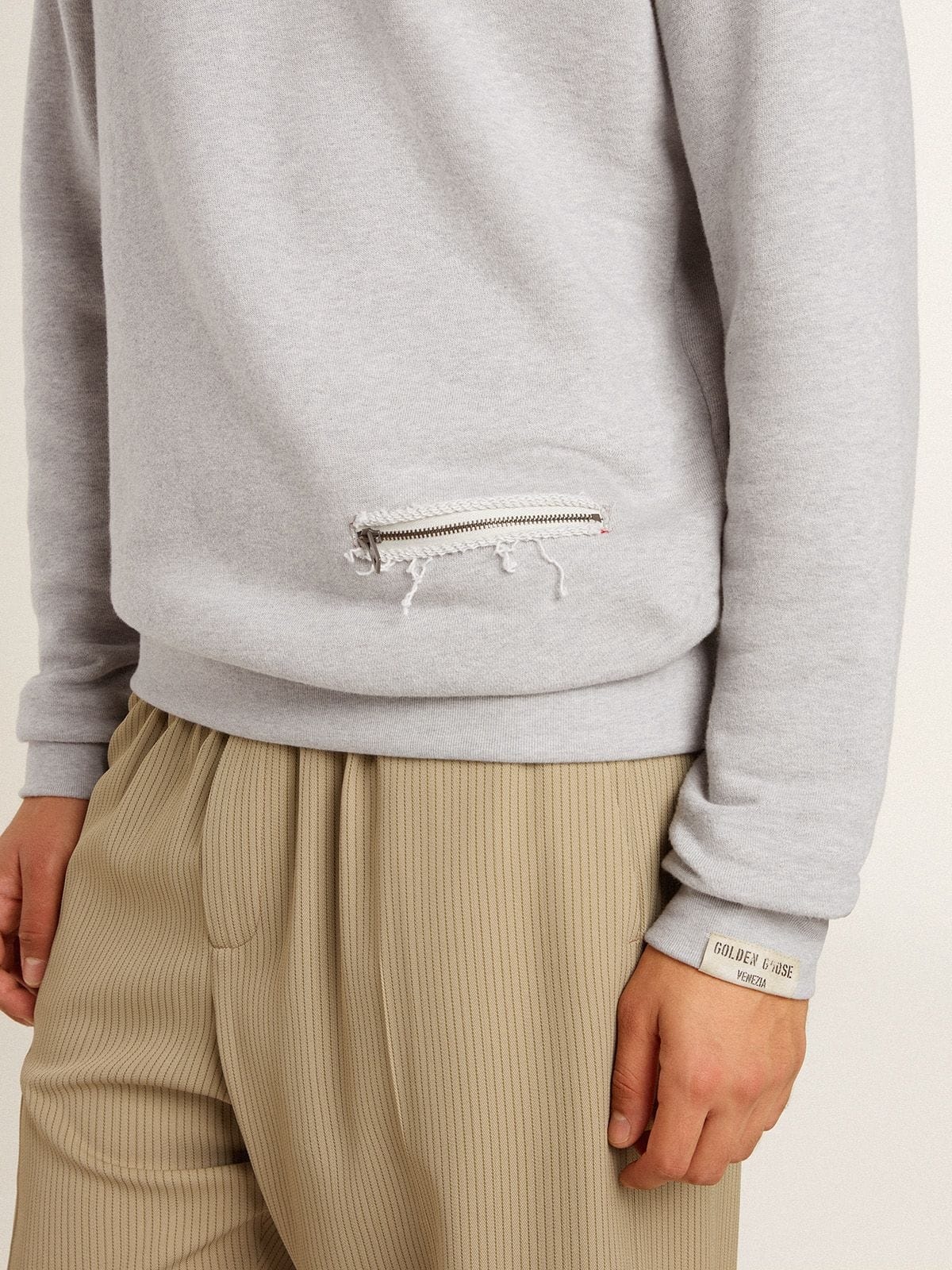Men’s gray round neck sweatshirt with contrast stitching - 5