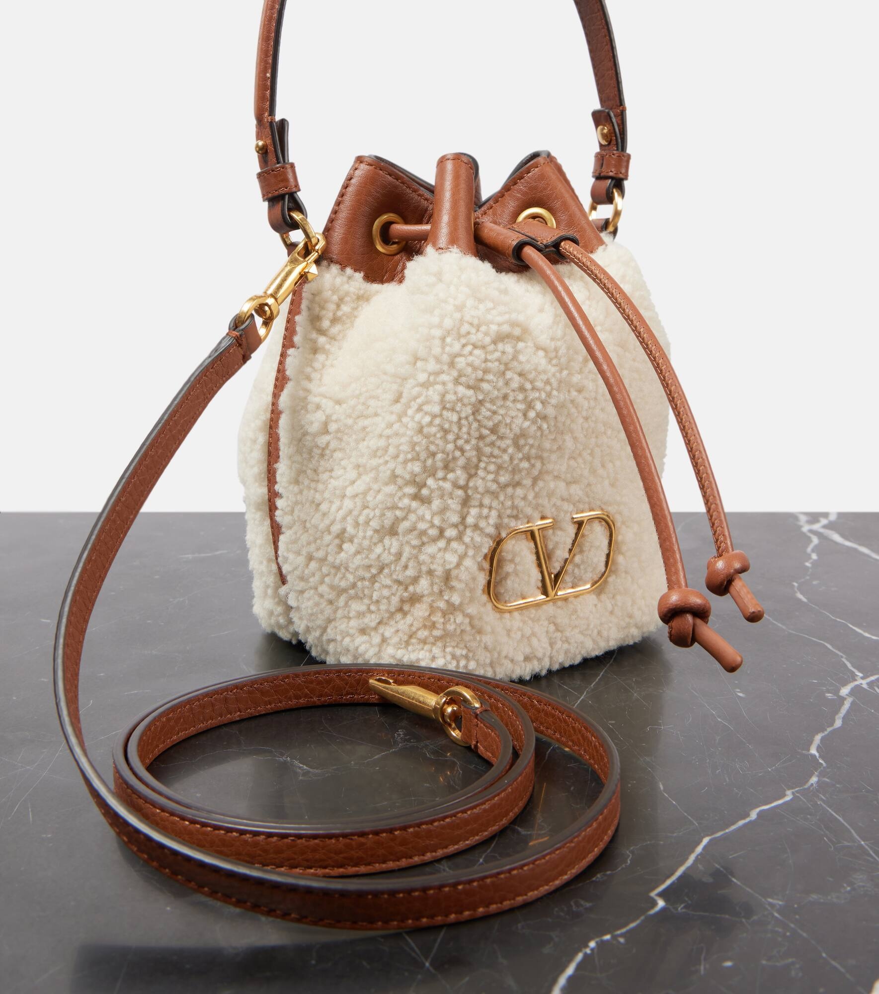 VLogo Signature shearling bucket bag - 6