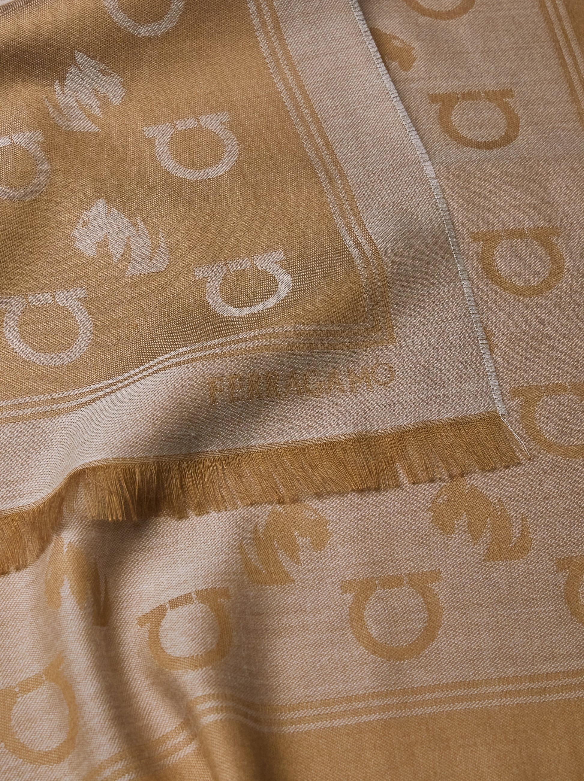 Jacquard stole with feline motif - 2