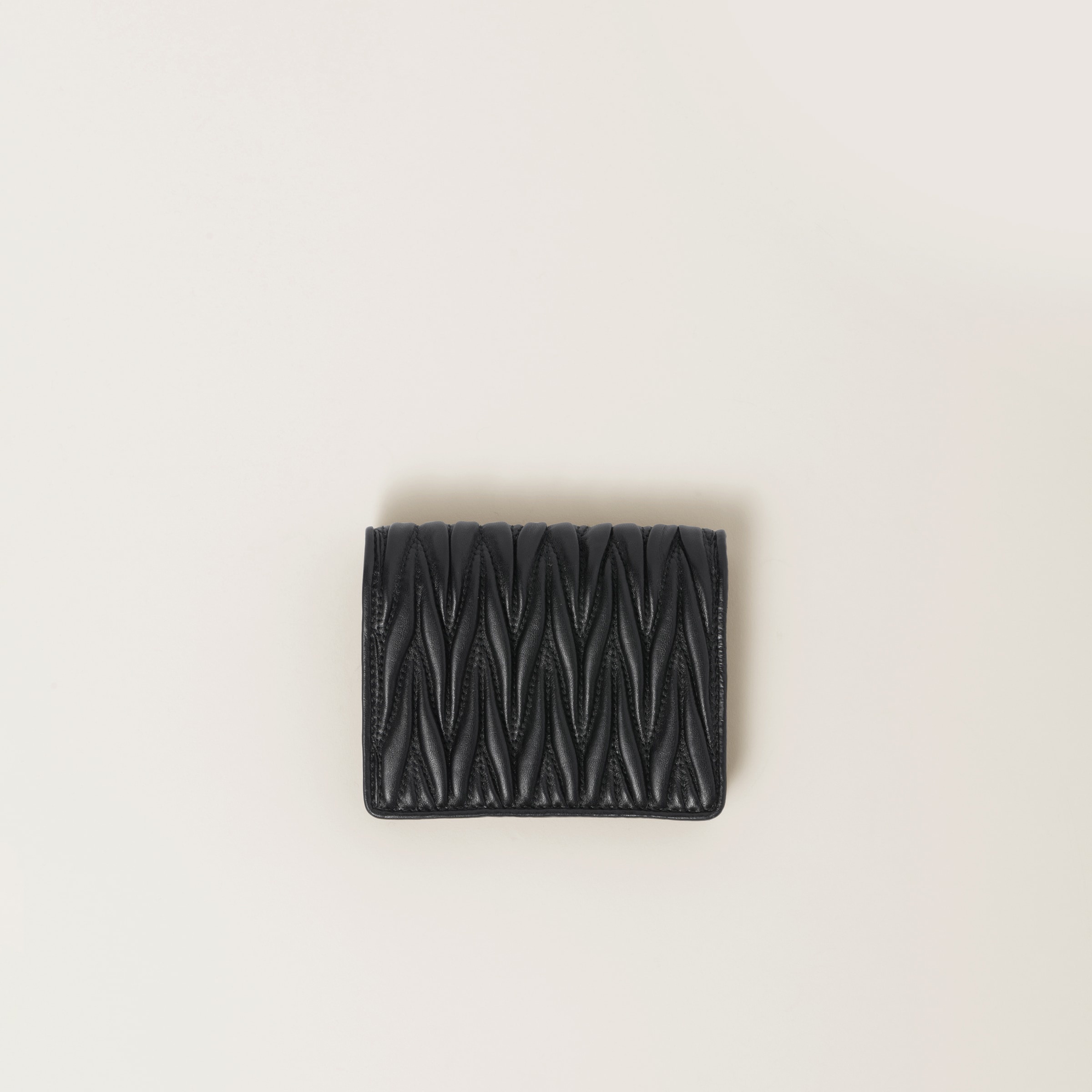 【MIU MIU】Small matelasse nappa レザー スモールウォレット Miu Miu Small matelassé nappa leather wallet | REVERSIBLE
