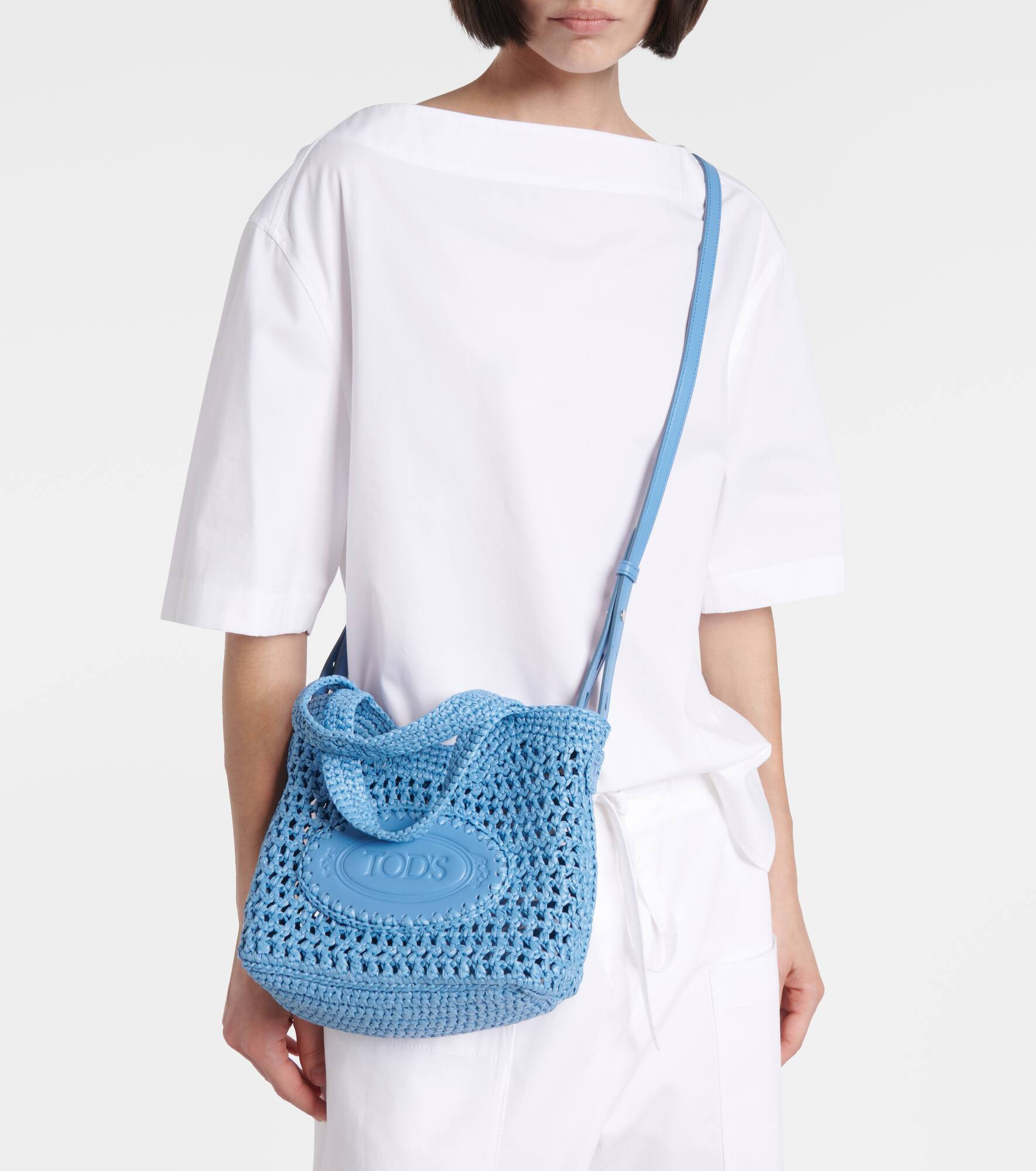 Leather-trimmed raffia basket bag - 6