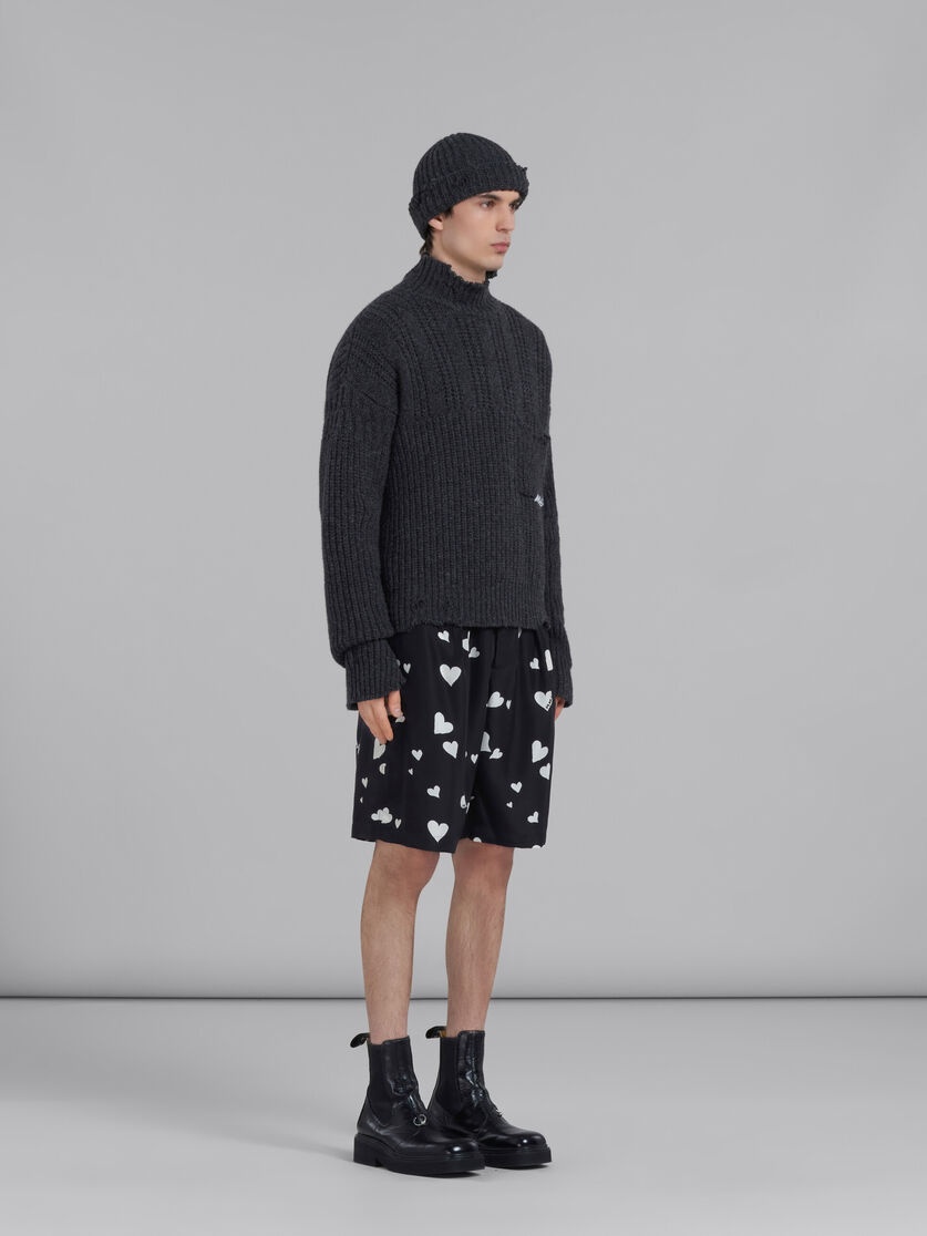 【送料&関税込】Marni Black Viscose Blend Shorts Marni BLACK SILK SHORTS WITH BUNCH OF HEARTS PRINT | REVERSIBLE