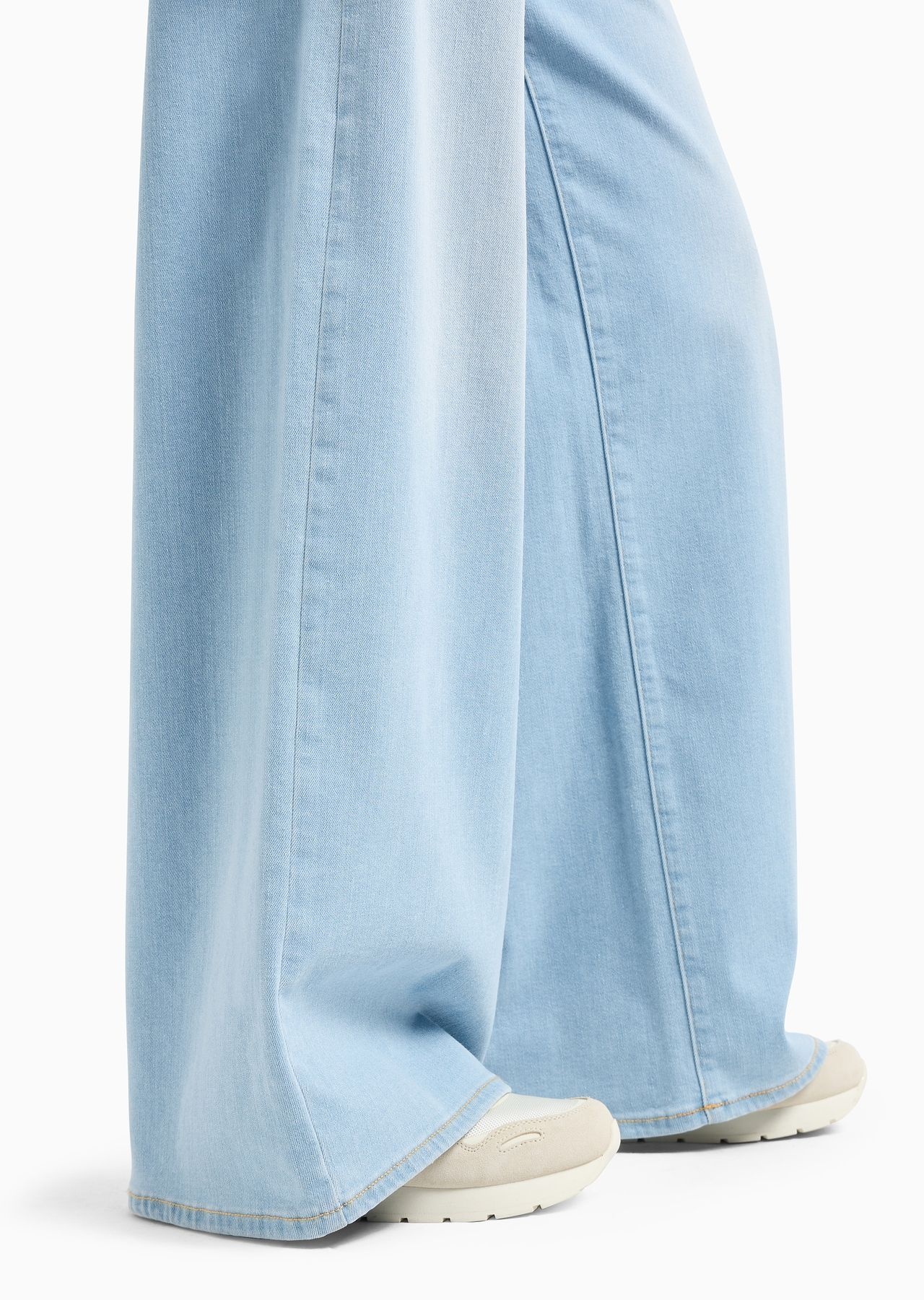 J1C Medium-high rise, wide-leg jeans in a worn-look denim - 5