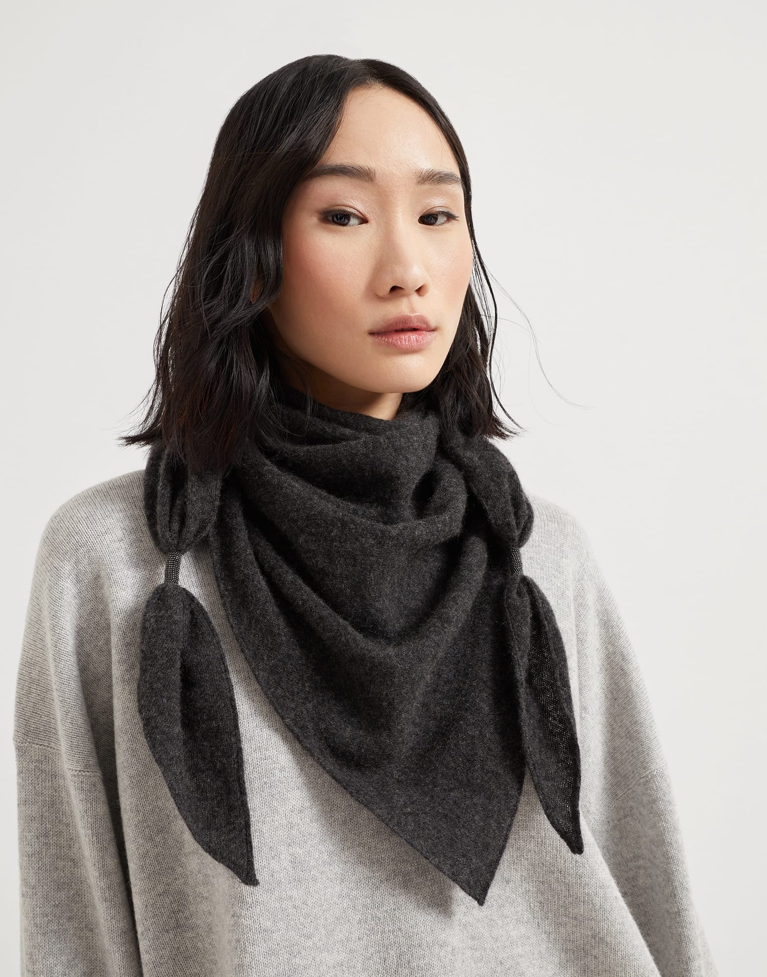 Cashmere scarf with shiny details - 3