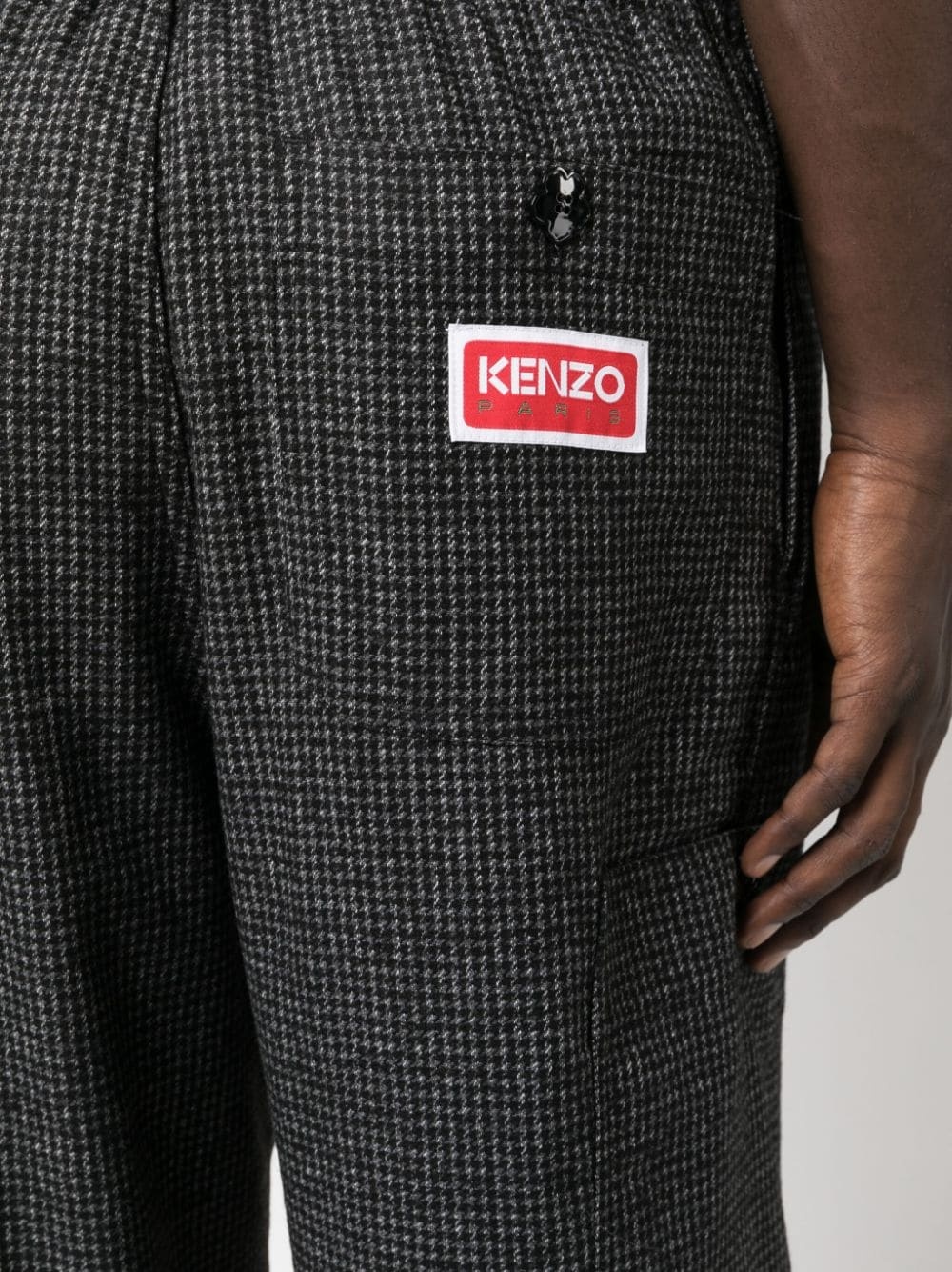 logo-patch check-pattern tapered trousers - 5
