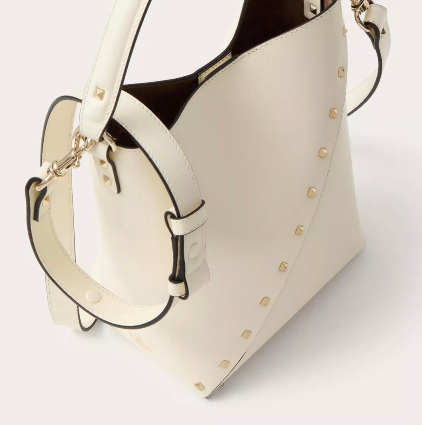 Valentino Garavani Valentino Garavani Rockstud Wispy Calfskin Bucket Bag - 3