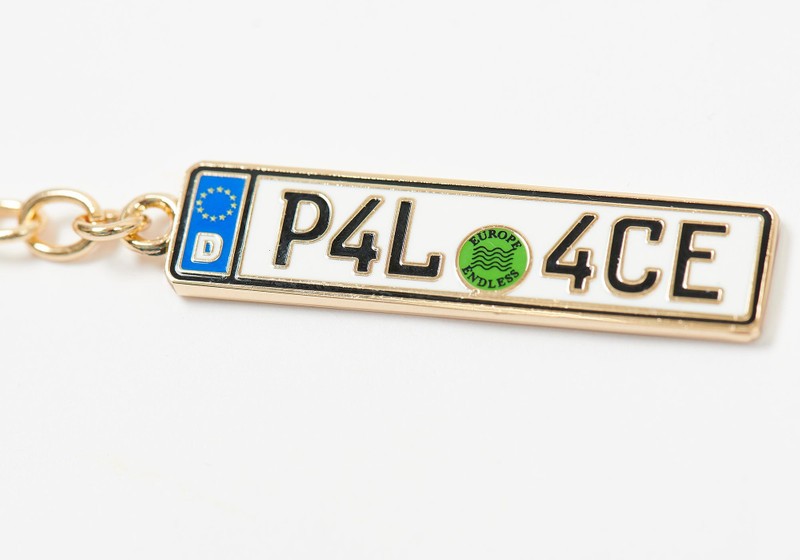 PALACE PLATE KEYRING EU outlook