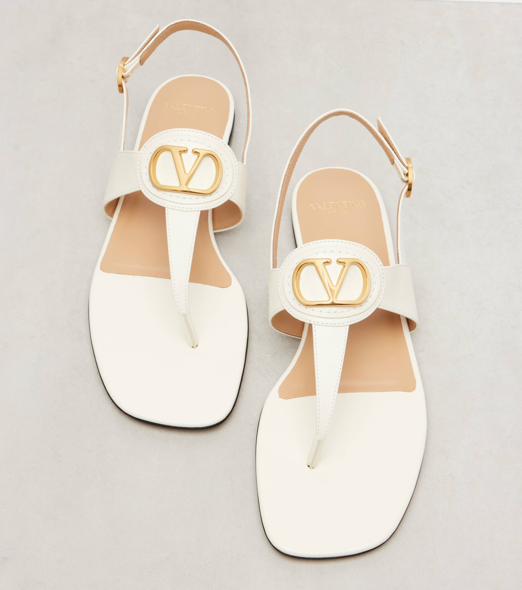 VLogo Signature leather thong sandals - 5