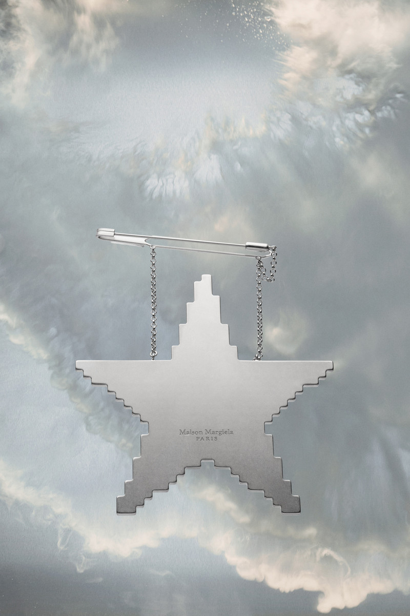 Maison Margiela Star brooche outlook