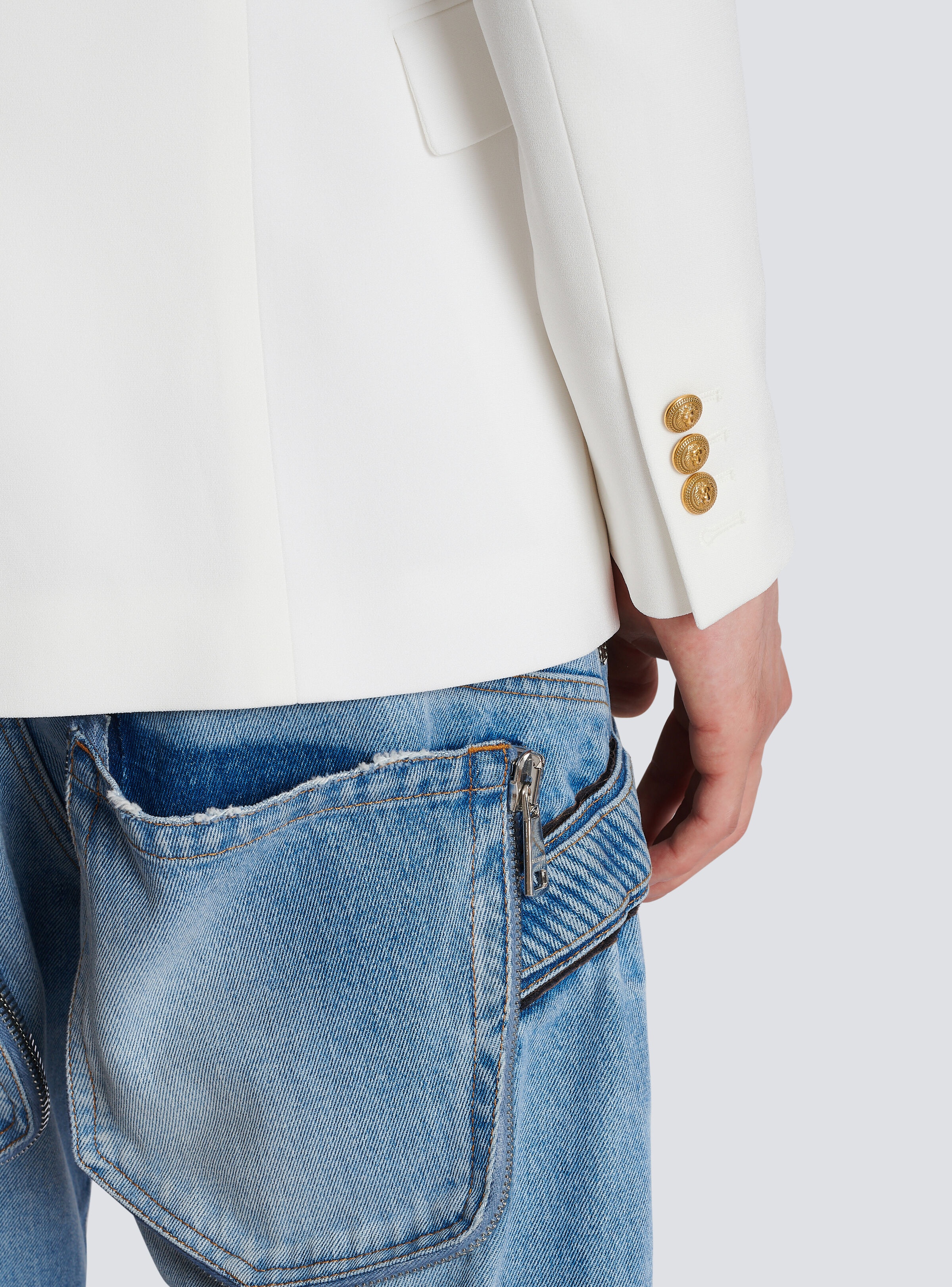 Blazer embroidered with gold feathers - 8