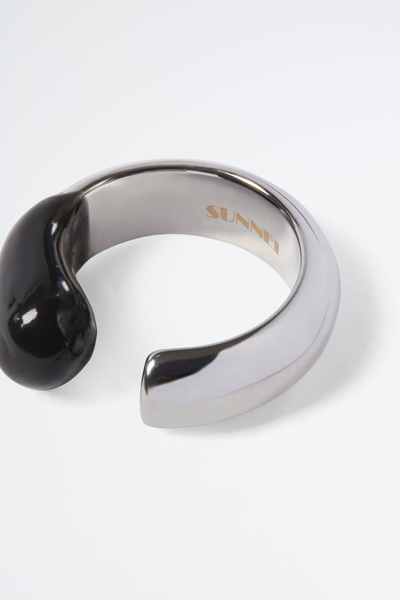 SUNNEI BLACK RUBBERIZED SILVER RING outlook