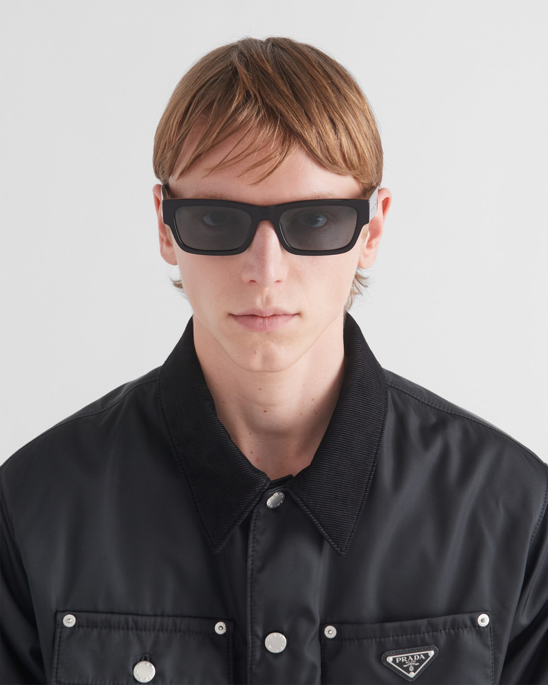 Sunglasses with iconic metal plaque 6