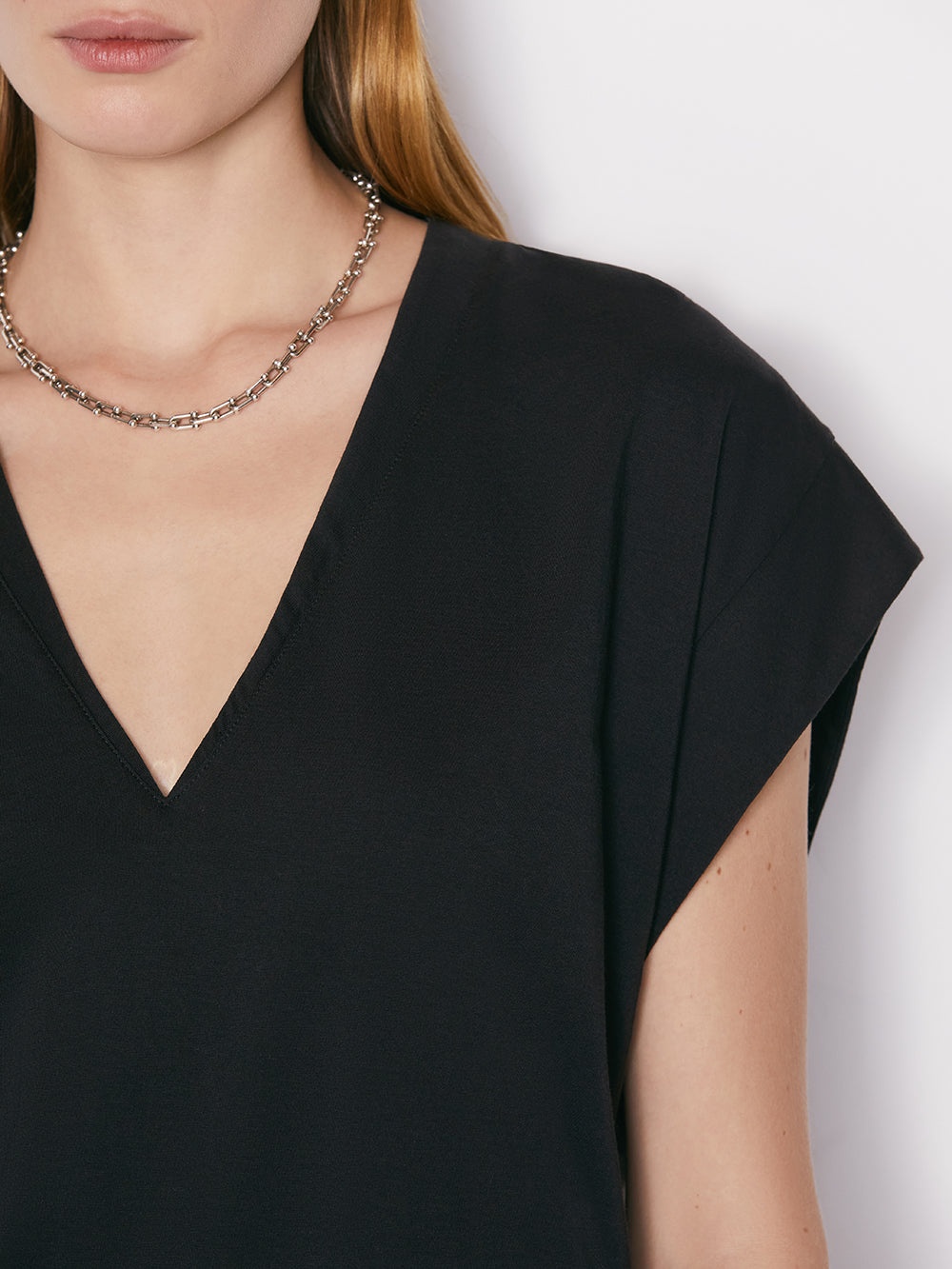 Le Mid Rise V Neck Tee in Noir - 6