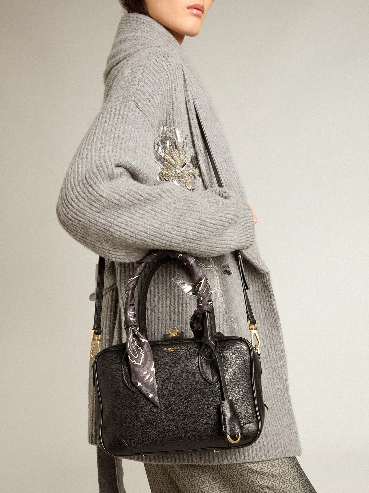 Vita Bag in black sheepskin leather with gold details - 3
