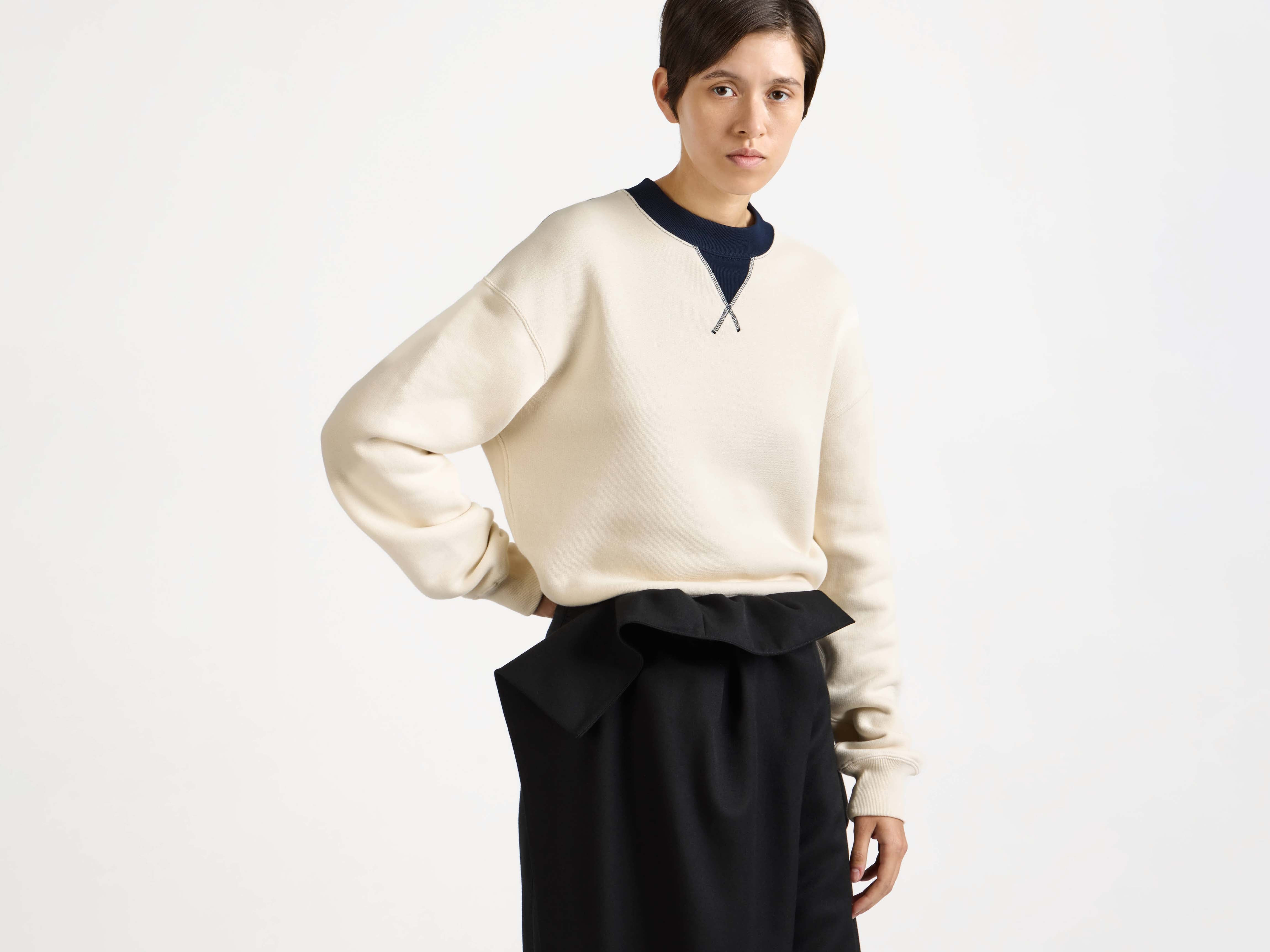 CONTRAST COLLAR SWEATSHIRT IN ECRU & NAVY - 6