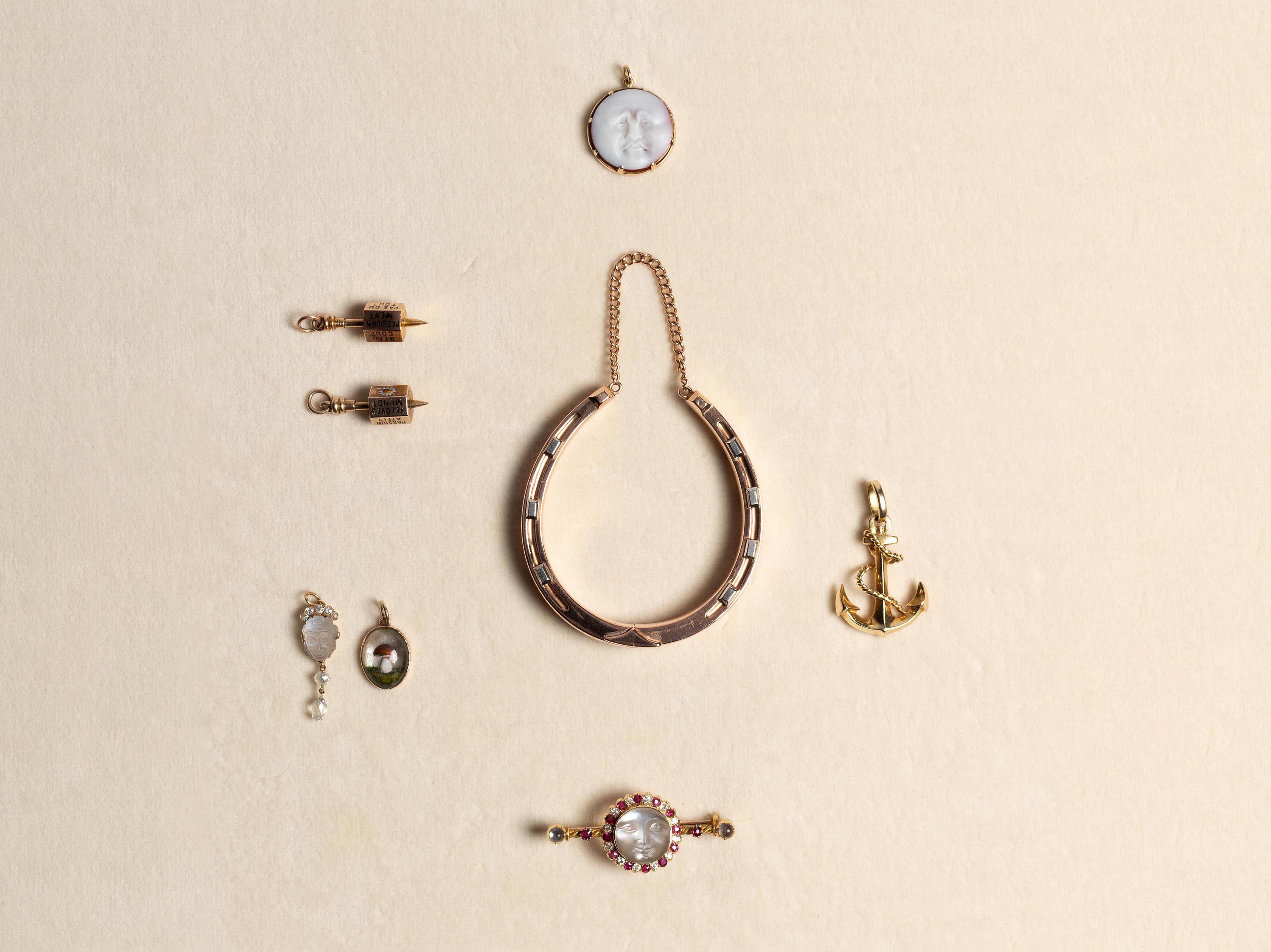 MOON PENDANT IN 9kt GOLD - 8