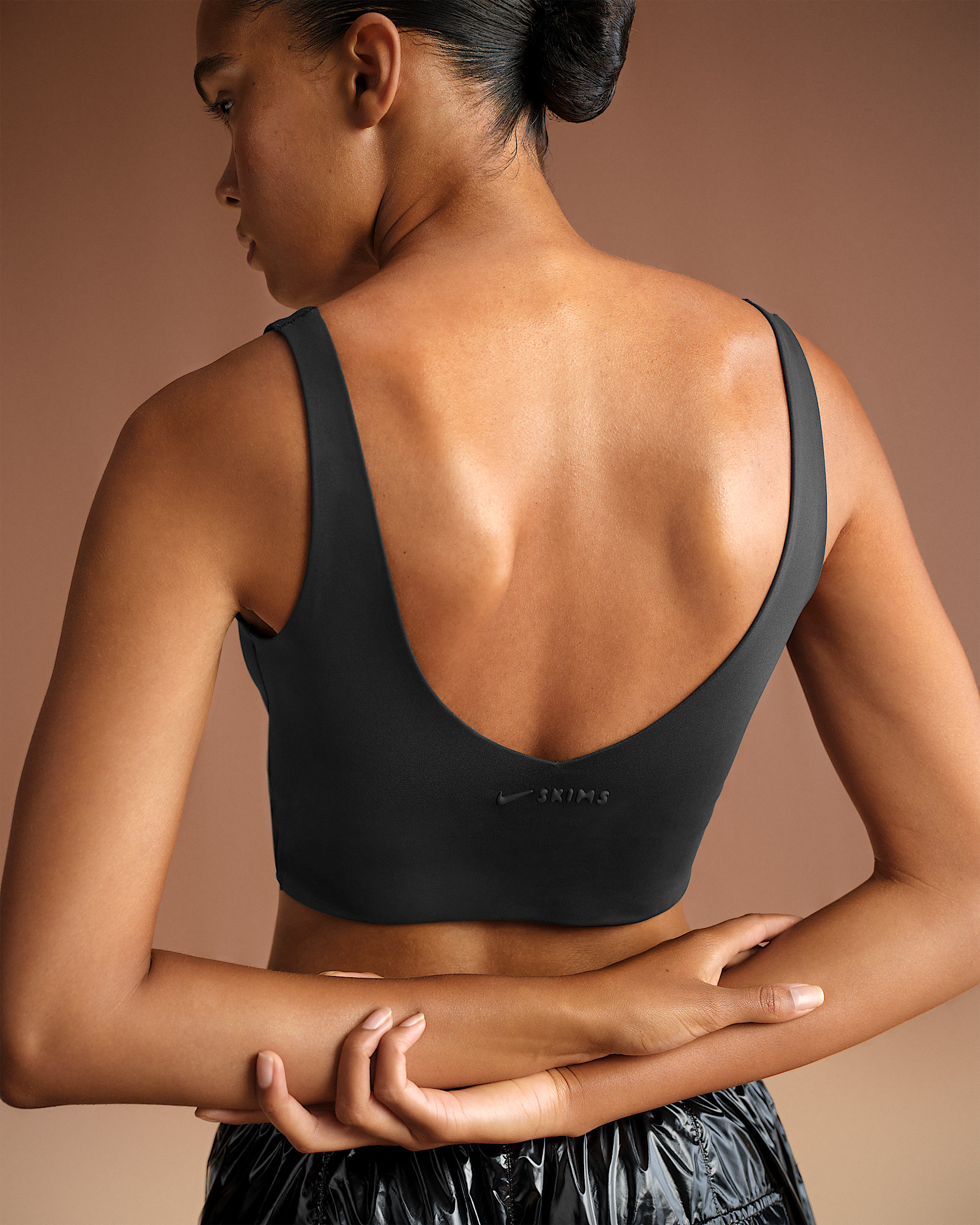 NikeSKIMS Matte Women's V-Neck Long-Line Bra - 2