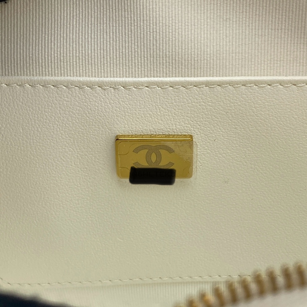 Chanel 2022 White Heart Bag Large AS3191 (Built-in Chip) - 12