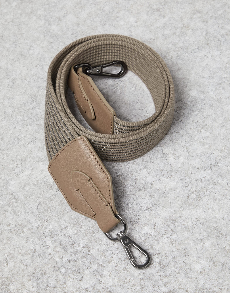 Shoulder strap with shiny stripes 1