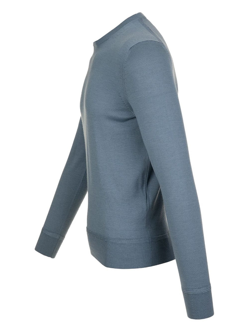 crew-neck top 3