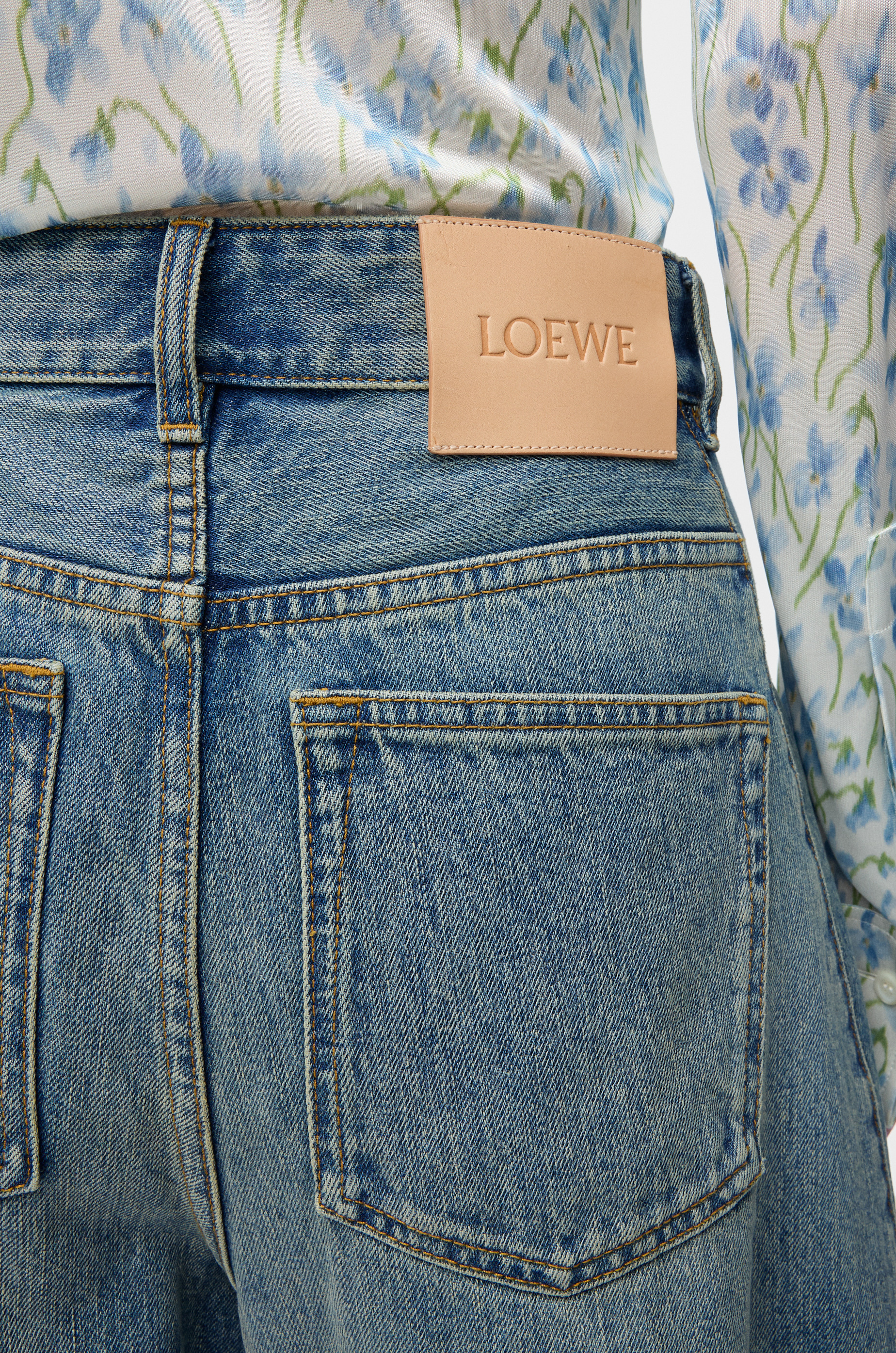Anagram barrel jeans in denim - 6