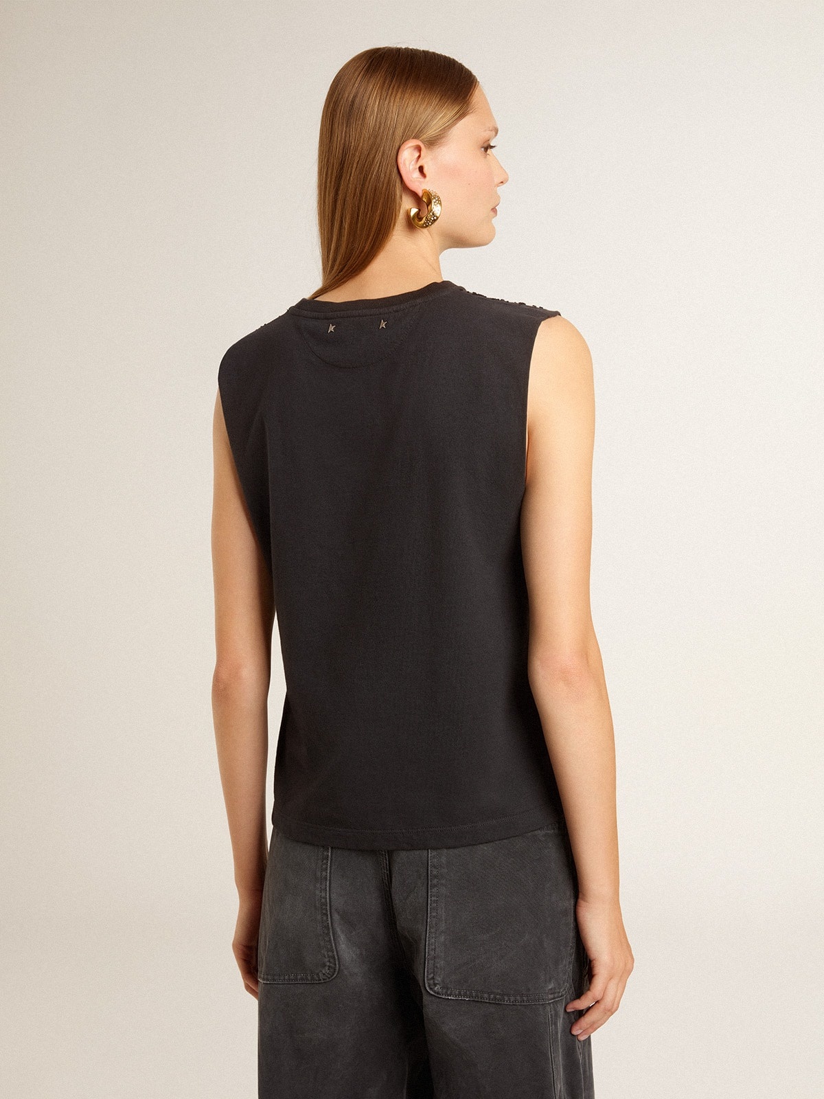 Sleeveless T-shirt in worn-black with tone-on-tone gradient embroidery - 4